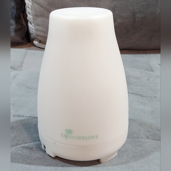 NWOT DIFFUSERLOVE ESSENTIAL OIL DIFFUSER WITH 7 LED COLOR CHANGING MODE & REMOTE - Picture 3 of 6